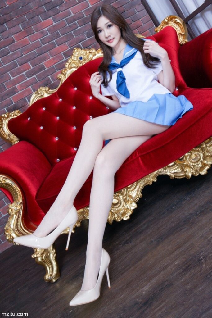 成熟迷人的美少妇，美腿纤细白皙真性感-如玉图库