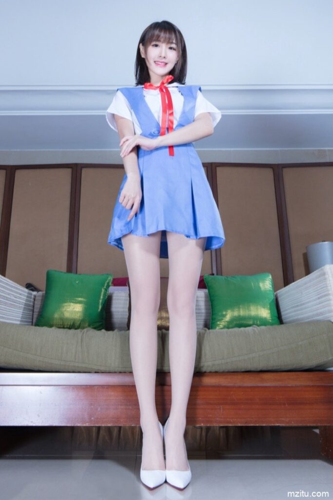 台湾妹子好甜美，一双大白腿让人移不开眼！-如玉图库