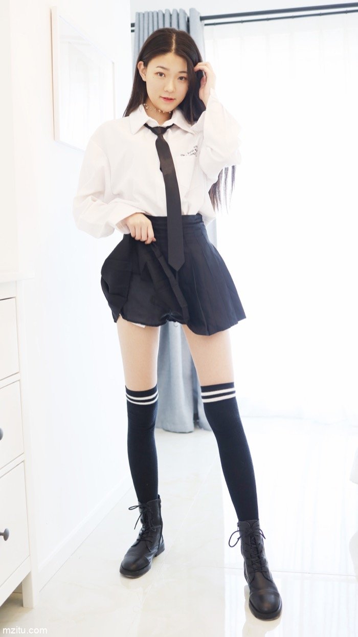 脱个精光躺倒床上，JK软妹张小妮皮肤白皙水嫩极致