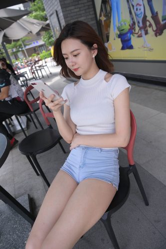 图片[1]-短发牛仔的漂亮女生【2.4G】-如玉图库