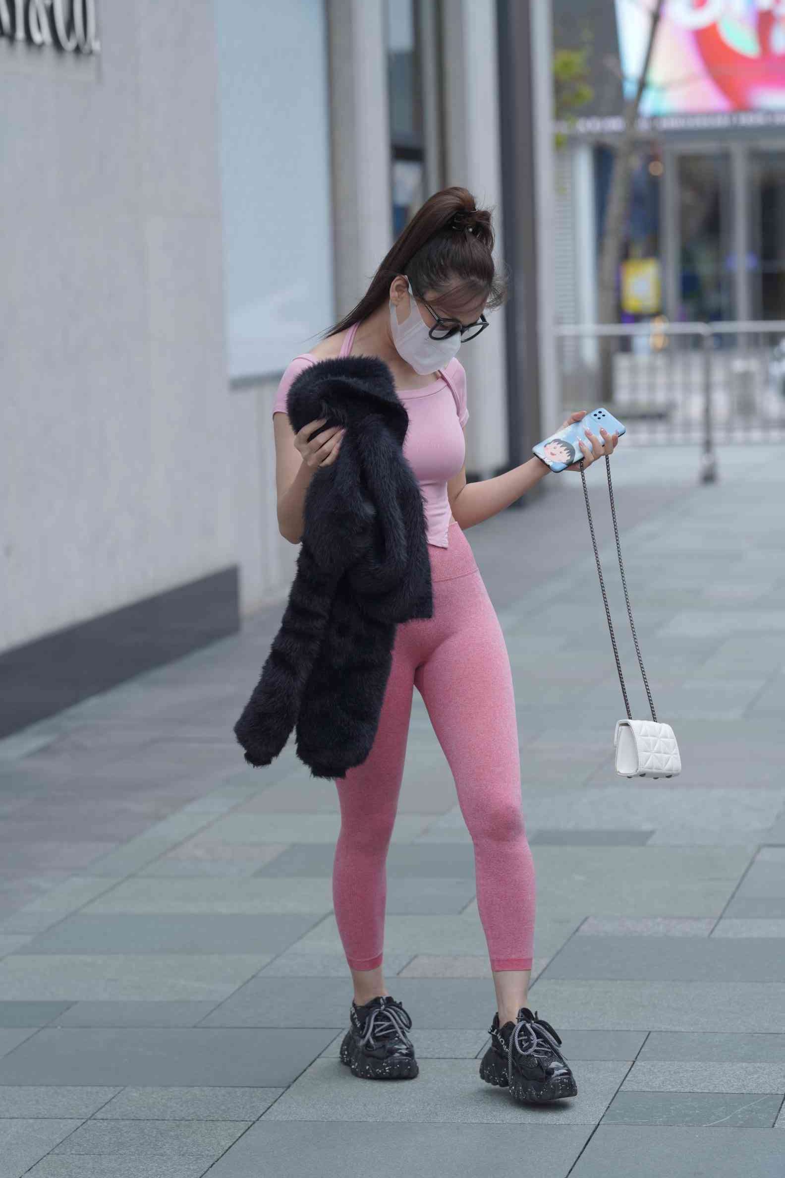 图片[1]-粉红色瑜伽裤的眼镜妹妹【93P】04019-如玉图库