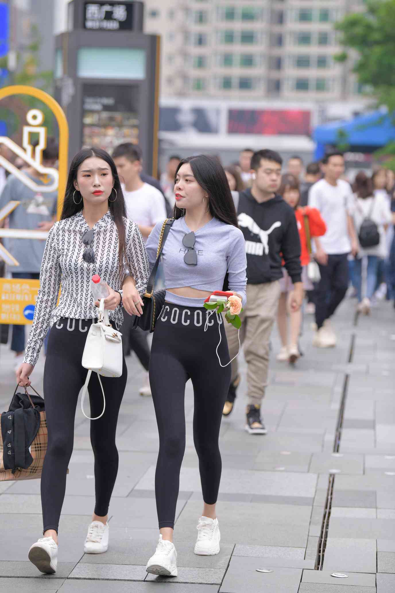 图片[2]-【免费】逛街的两个瑜伽裤姑娘【40P】04030-如玉图库