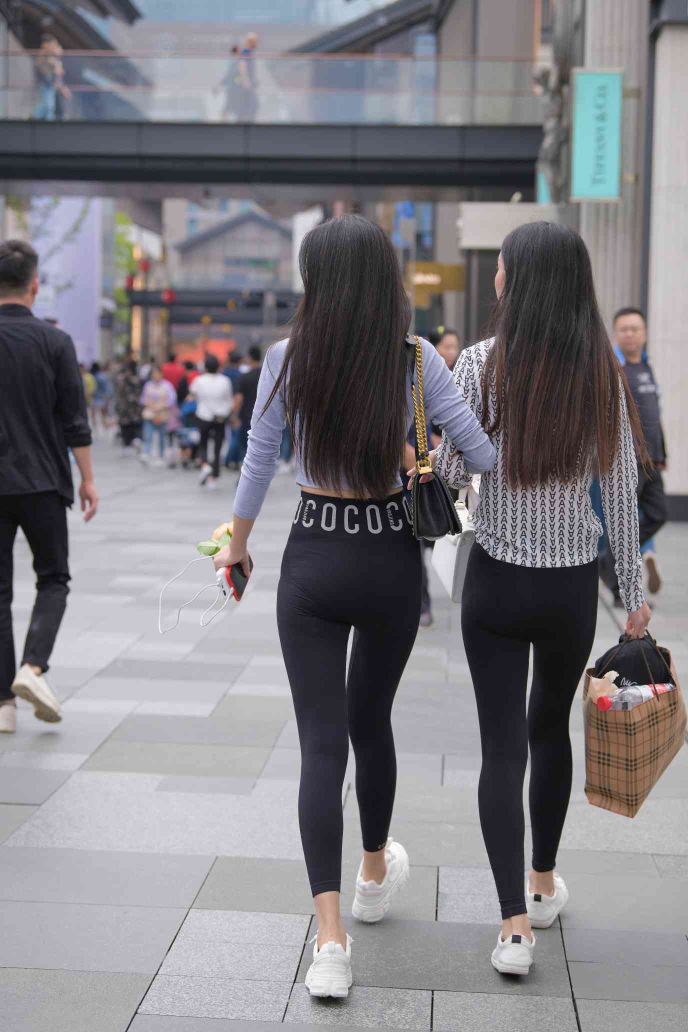 图片[3]-【免费】逛街的两个瑜伽裤姑娘【40P】04030-如玉图库