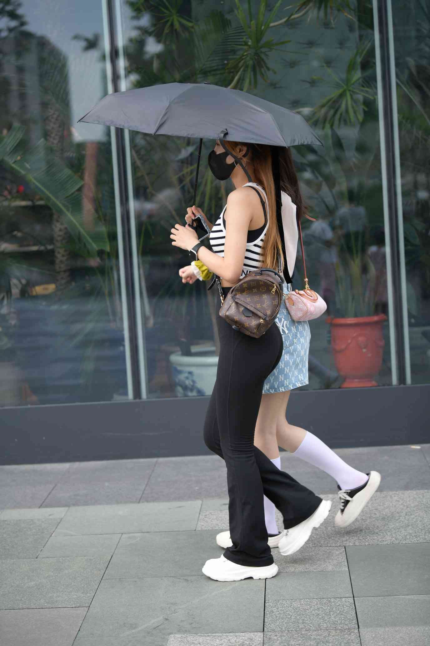 图片[2]-打伞的瑜伽裤姑娘【93P】04032-如玉图库