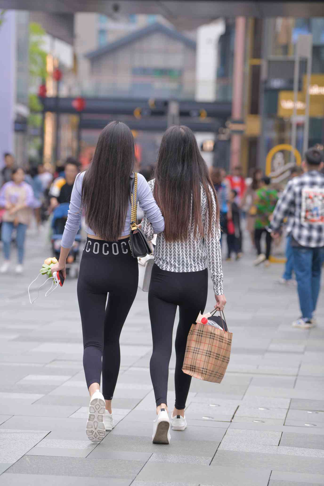 图片[4]-【免费】逛街的两个瑜伽裤姑娘【40P】04030-如玉图库