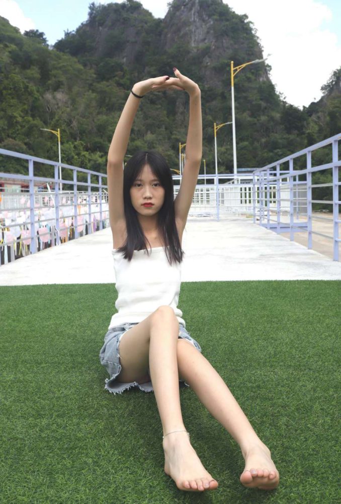 坐在草地上的长发女孩【172P】20012-如玉图库