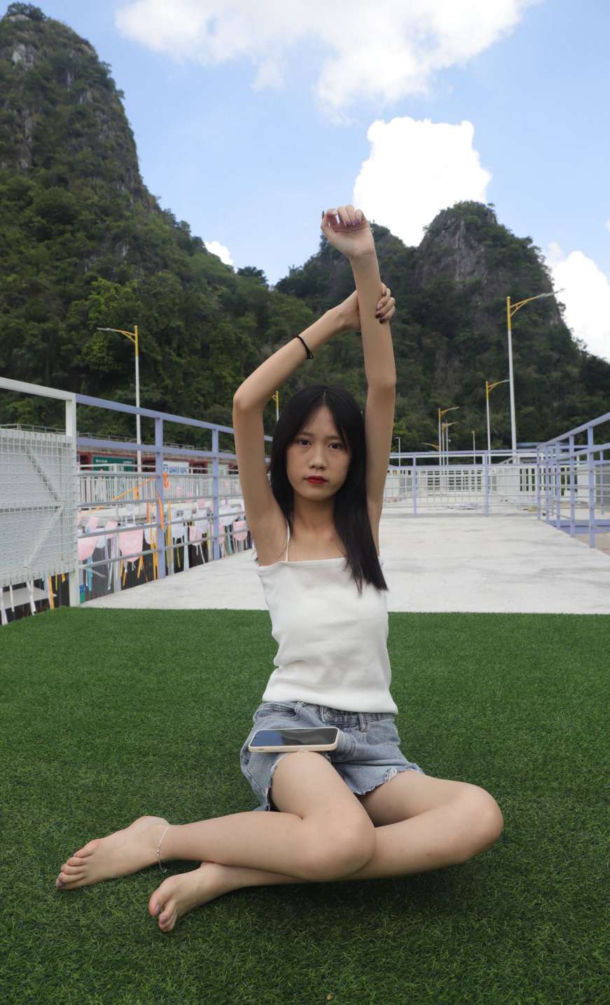 图片[3]-坐在草地上的长发女孩【172P】20012-如玉图库