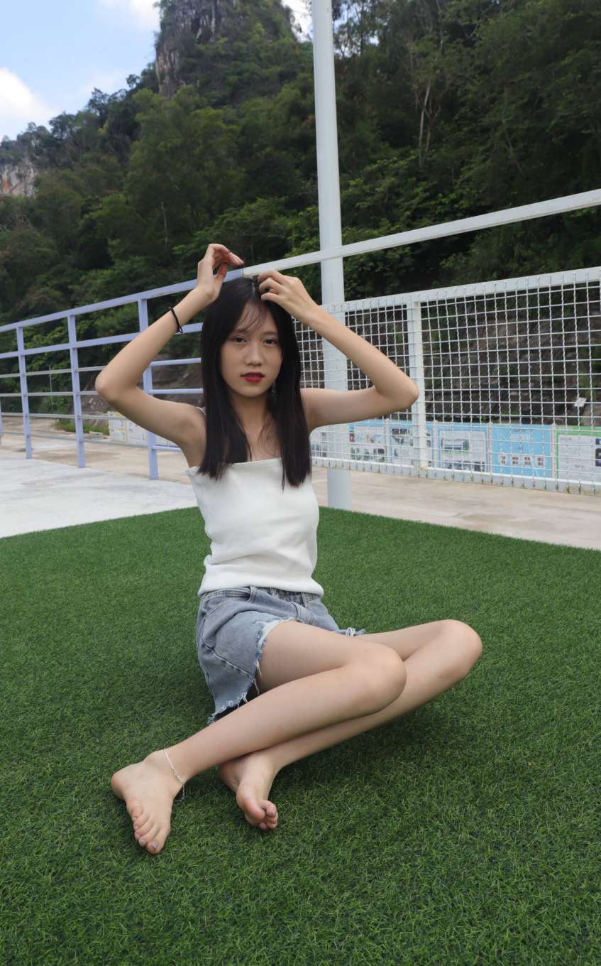 图片[4]-坐在草地上的长发女孩【172P】20012-如玉图库