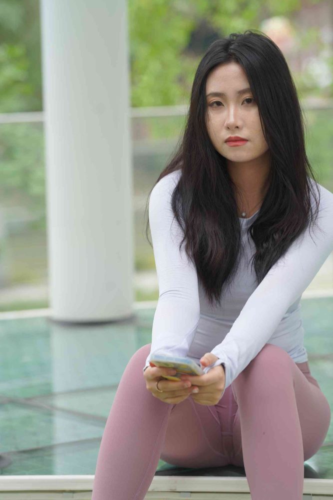 图片[2]-坐在草地玩手机的瑜伽姑娘【733P】04012-如玉图库