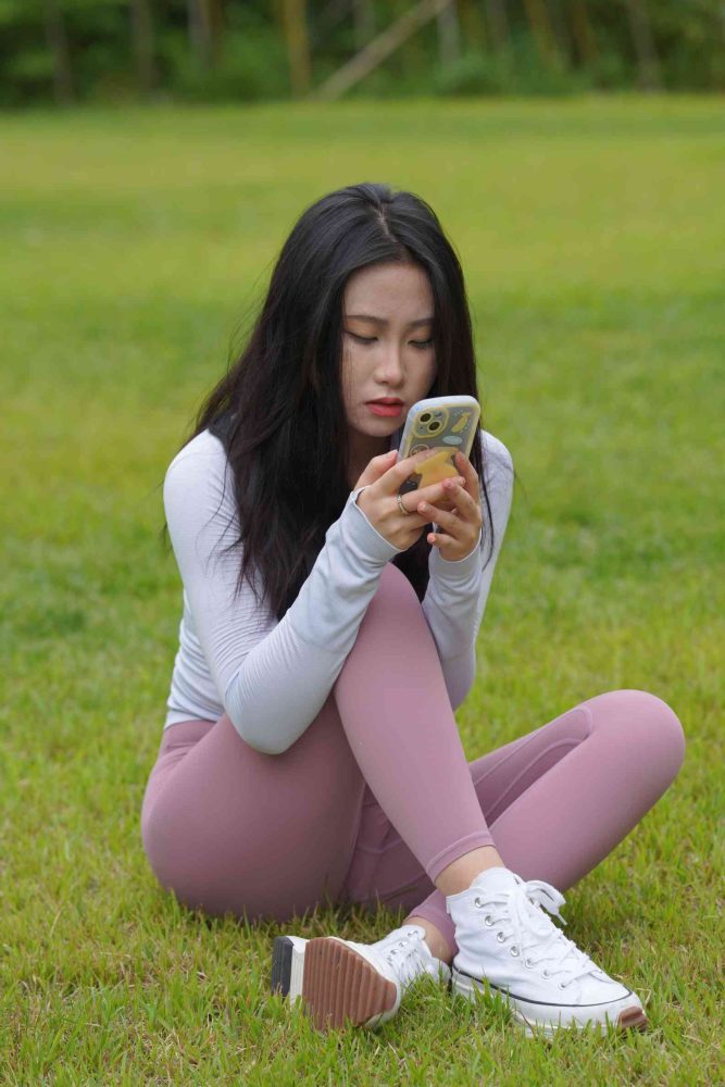 坐在草地玩手机的瑜伽姑娘【733P】04012-如玉图库