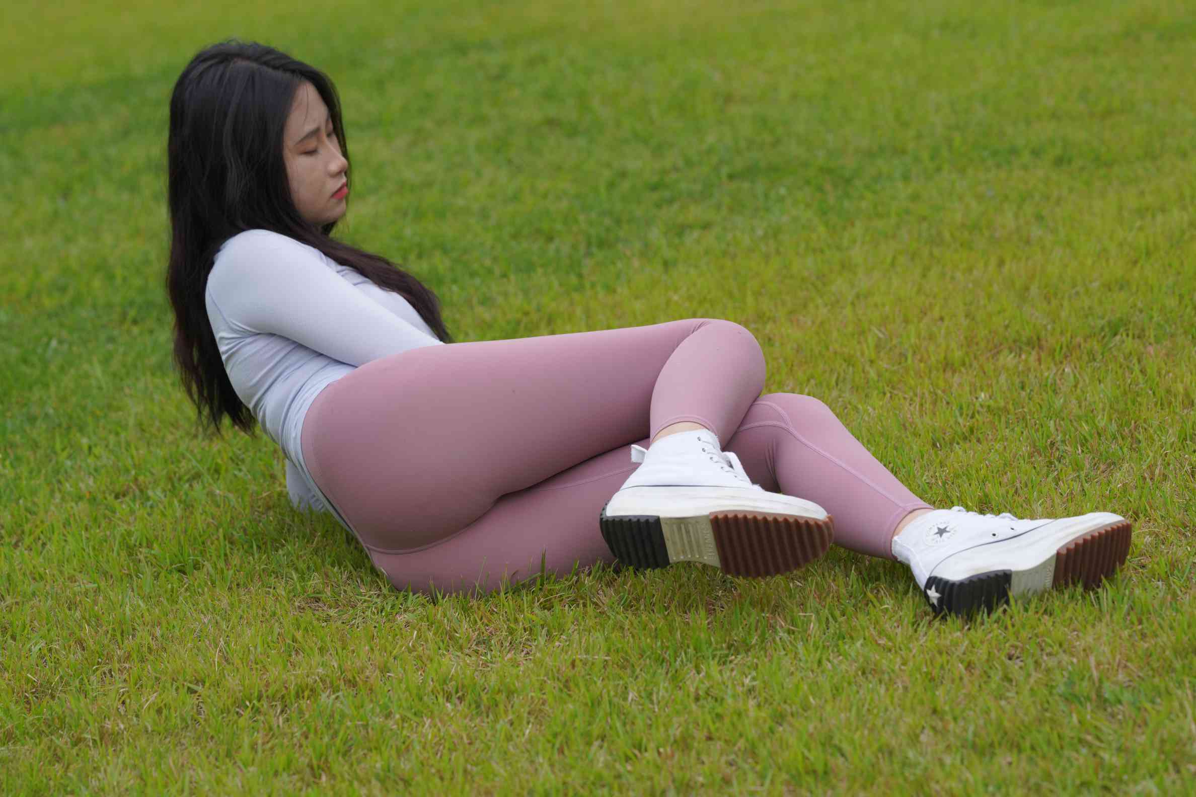 图片[4]-坐在草地玩手机的瑜伽姑娘【733P】04012-如玉图库