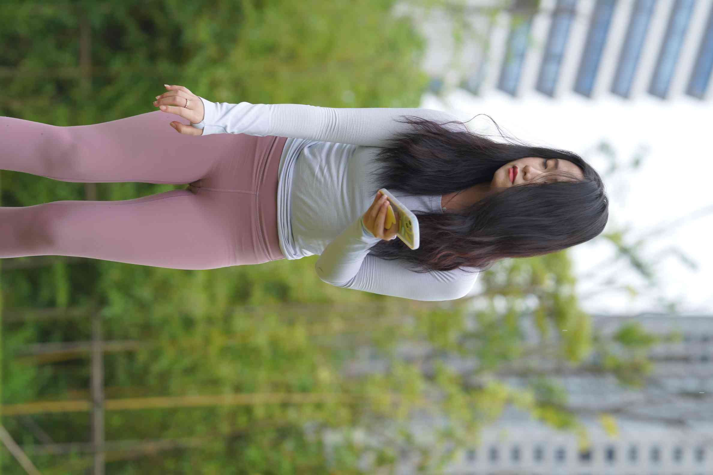 图片[5]-坐在草地玩手机的瑜伽姑娘【733P】04012-如玉图库