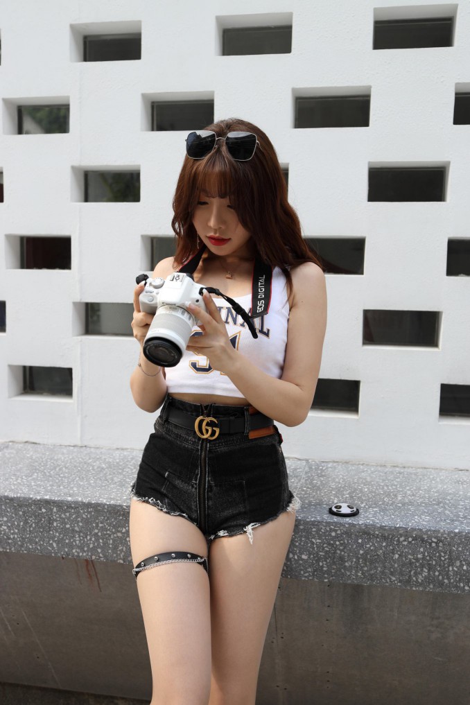 图片[4]-在户外玩单反相机的牛仔热裤女孩【450MB】00032-如玉图库