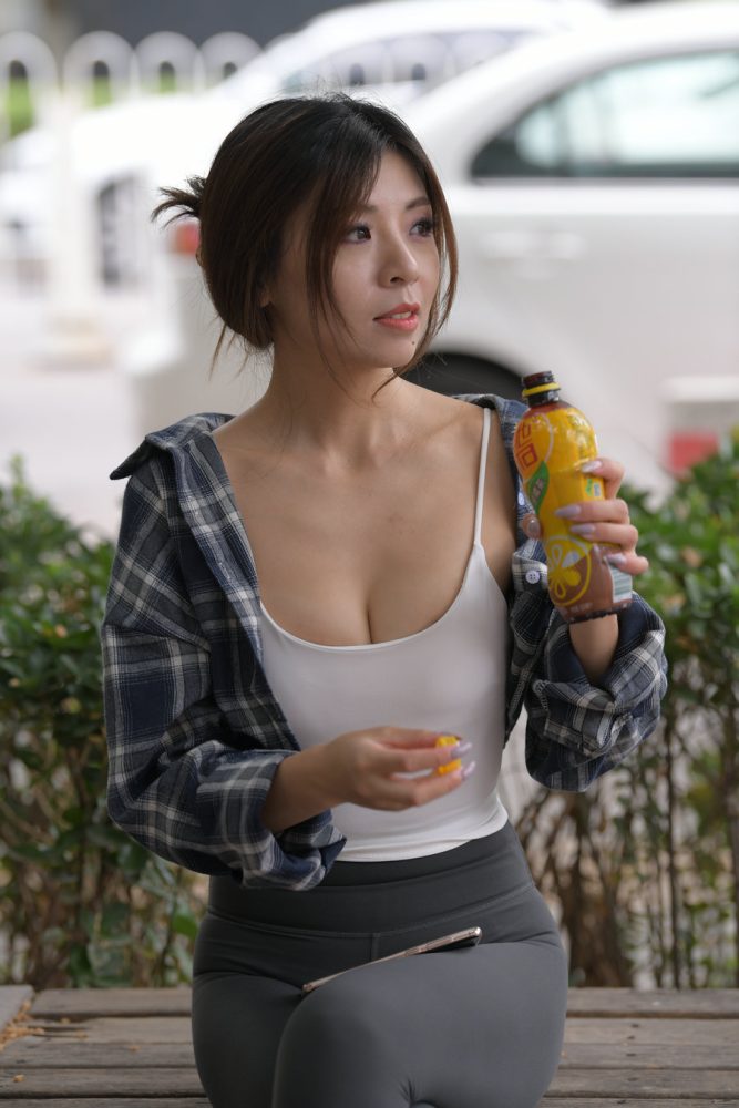 喝饮料的瑜伽裤女孩J2242 383P1V-17.5GB-如玉图库