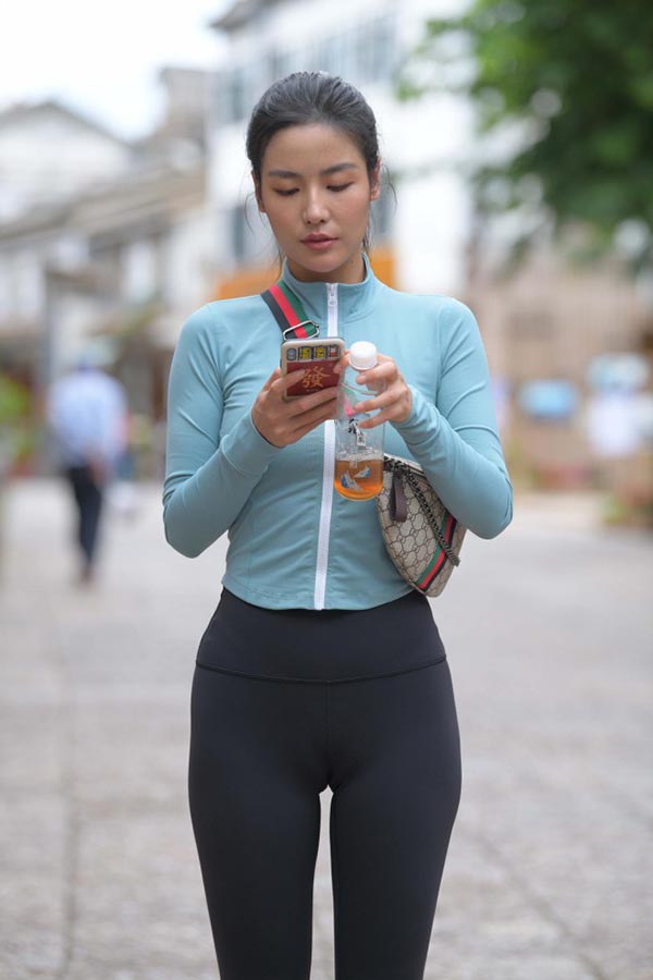 结束完了一天的瑜伽训练【254P】00011-如玉图库