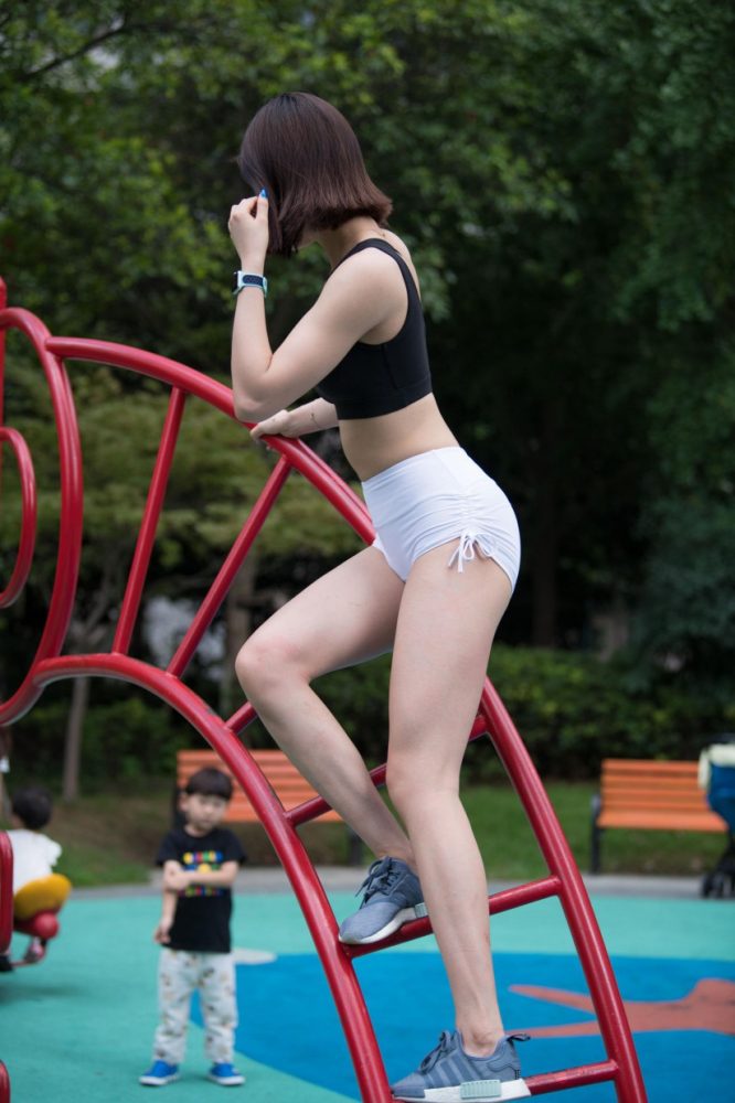 在户外玩耍的白色短裤漂亮姑娘【239P】00061-如玉图库