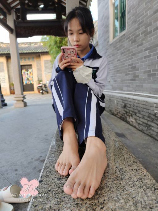 【免费】专心致志玩手机的女孩【42P】20028-如玉图库