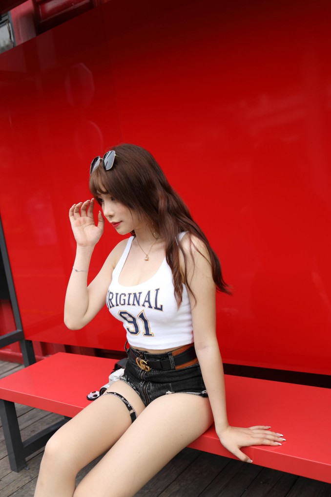 图片[5]-在户外玩单反相机的牛仔热裤女孩【450MB】00032-如玉图库