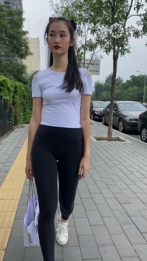 黑色瑜伽裤逛街的女孩J4000 MP4-7.76GB-如玉图库