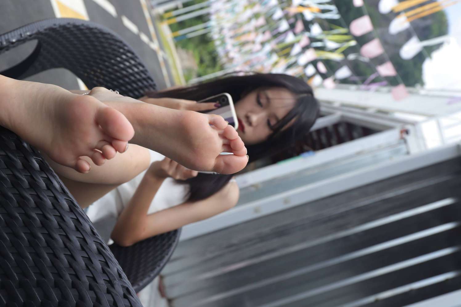 图片[2]-坐在草地上的长发女孩【172P】20012-如玉图库