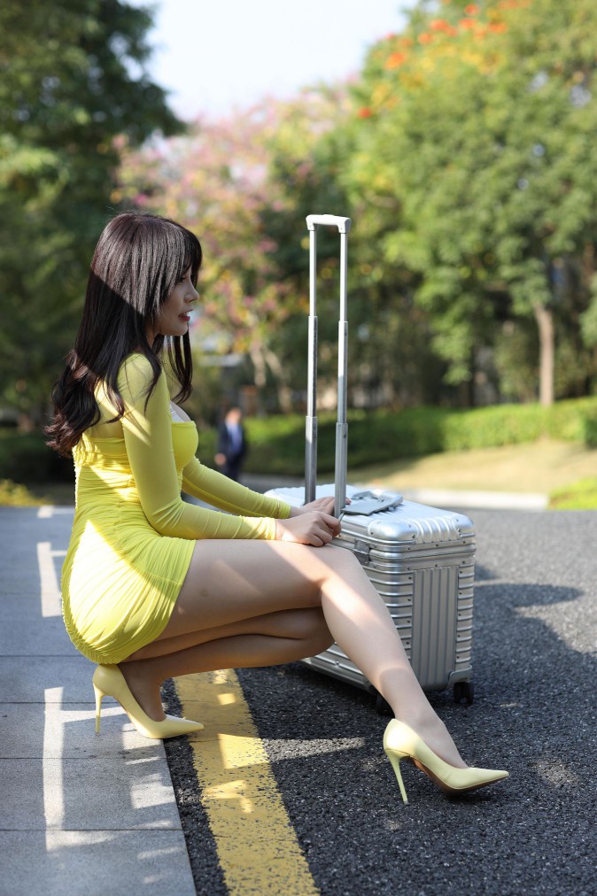 图片[5]-穿紧身裙的美丽姑娘要出去旅行了【419P】00046-如玉图库