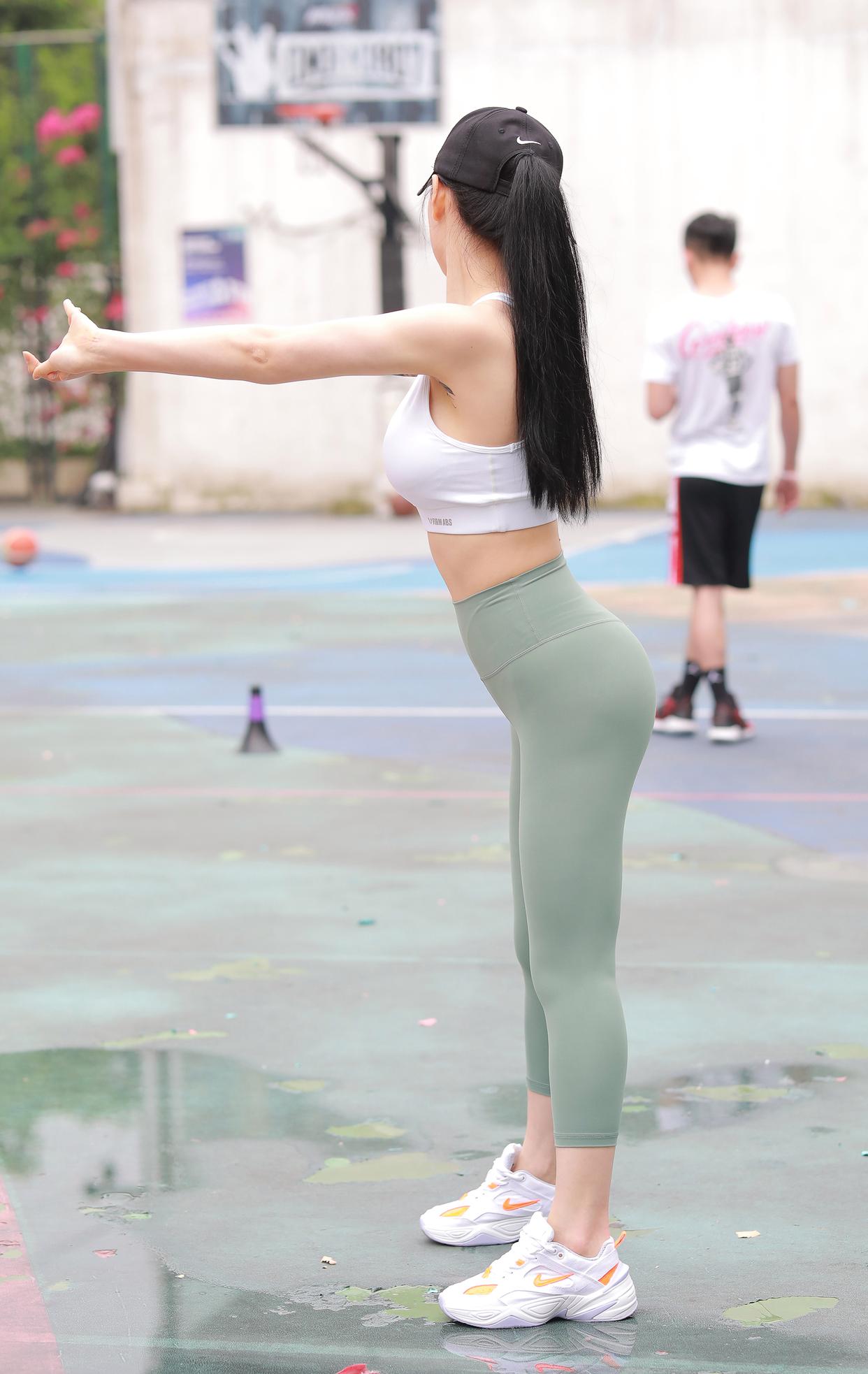 图片[1]-打扮很休闲的瑜伽裤女孩 J1600 415P3V-10.4GB-如玉图库