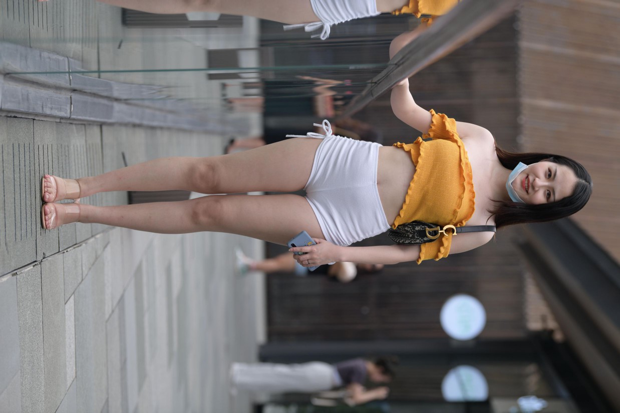 图片[2]-高腰白色短裤的漂亮女孩【767P】00065-如玉图库