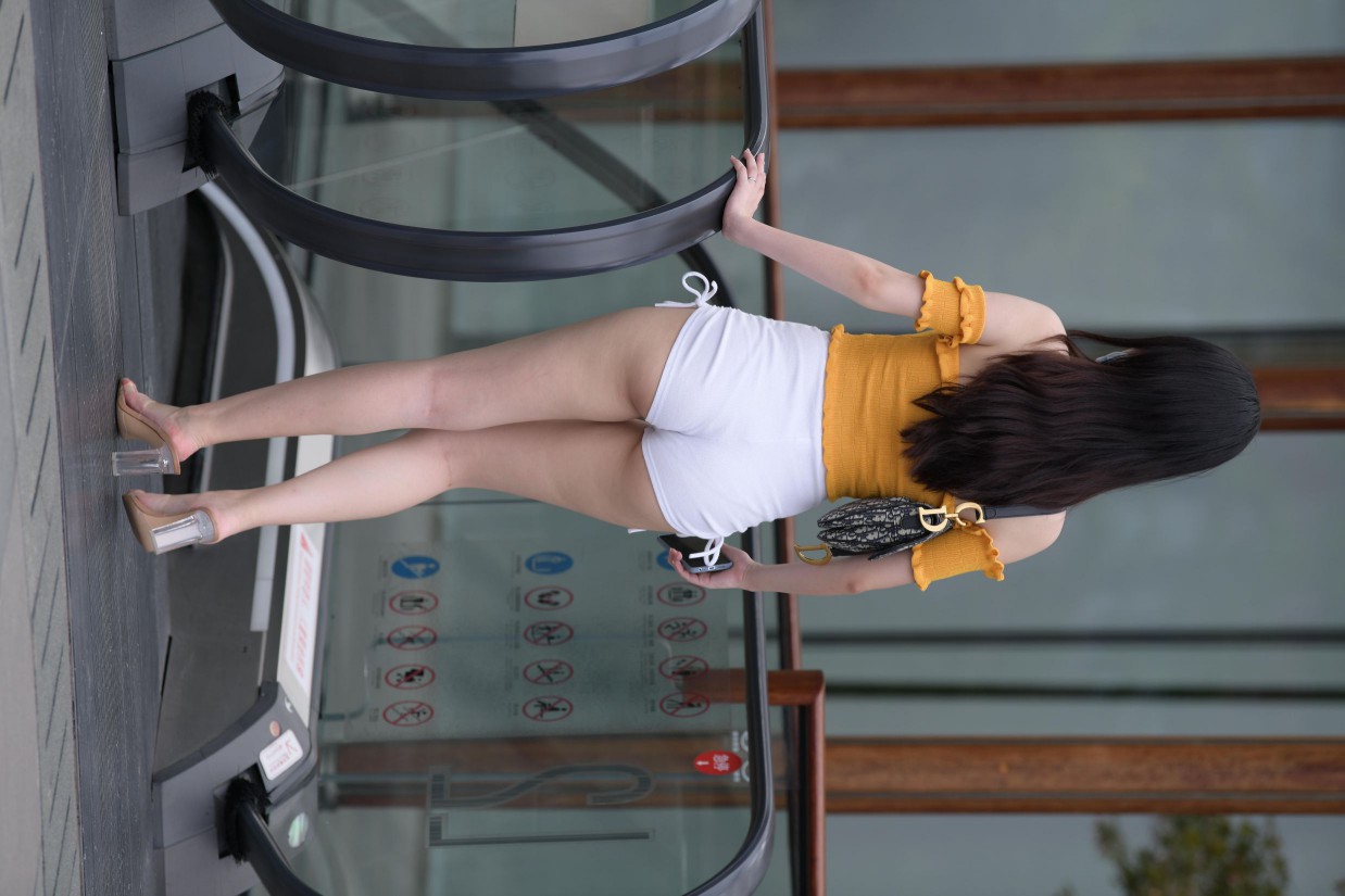 图片[3]-高腰白色短裤的漂亮女孩【767P】00065-如玉图库