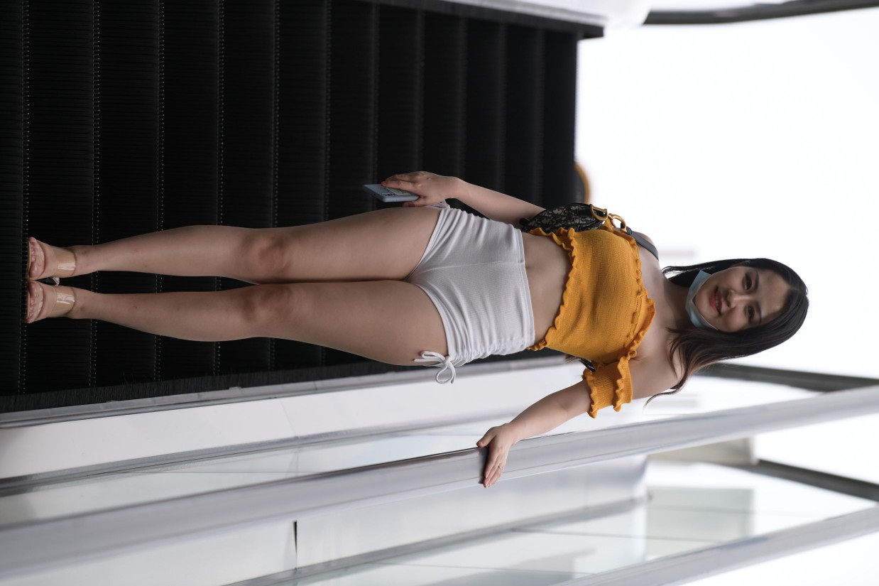 图片[4]-高腰白色短裤的漂亮女孩【767P】00065-如玉图库