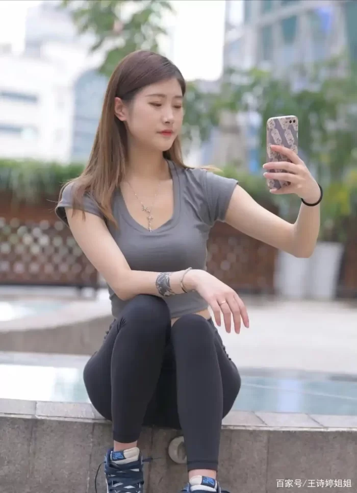 图片[2]-有小虎牙非常甜美的瑜伽裤女孩-如玉图库