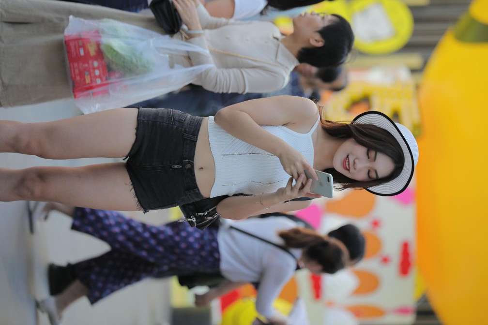 图片[2]-非常时尚阳光的牛仔热裤女孩【808P】00064-如玉图库