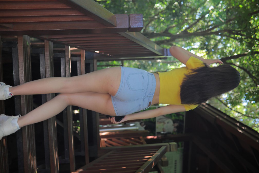 图片[3]-在户外散心的紧身牛仔短裤女孩【536P】00048-如玉图库