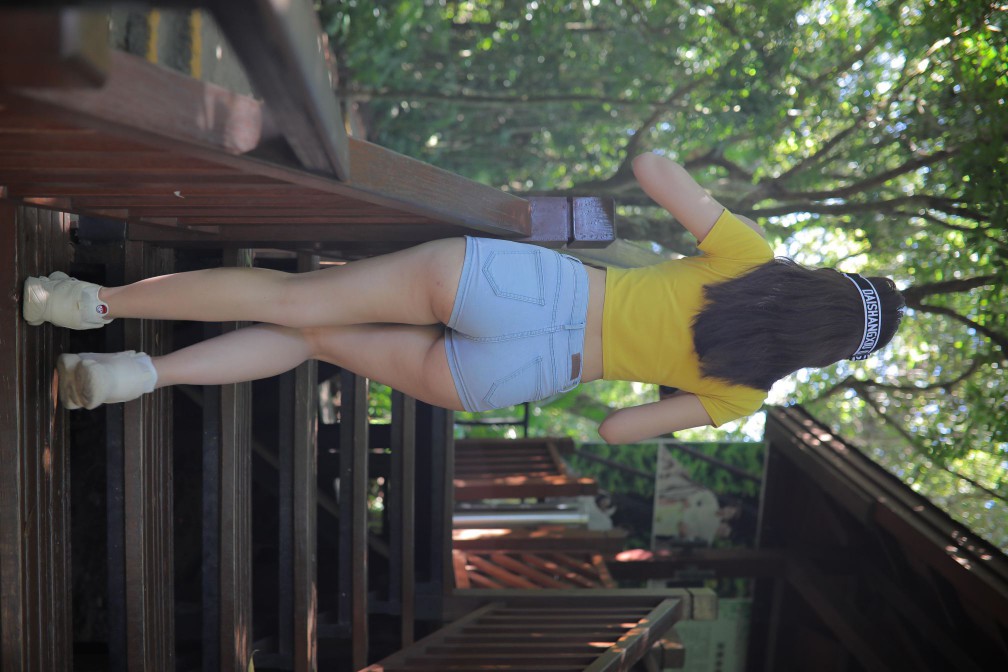 图片[5]-在户外散心的紧身牛仔短裤女孩【536P】00048-如玉图库