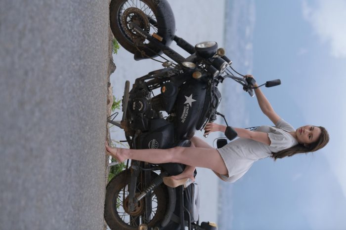 阴雨天在海边骑车的长发女人【156P】00044-如玉图库