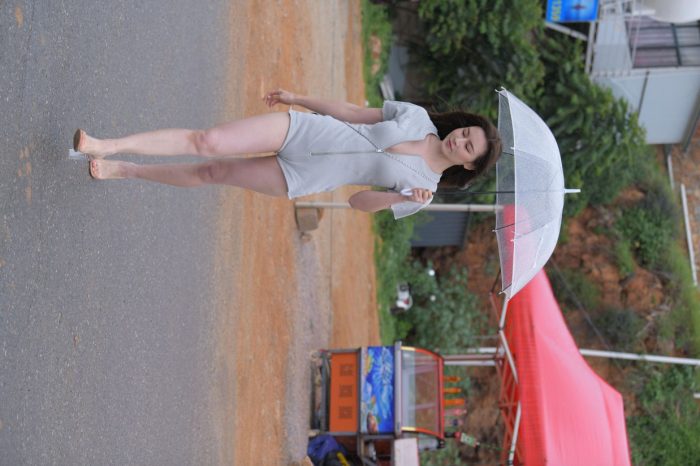 阴雨天在海边骑车的长发女人【156P】00044-如玉图库