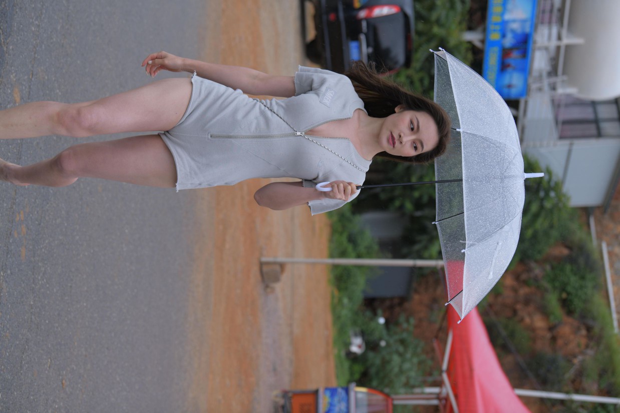 图片[5]-阴雨天在海边骑车的长发女人【156P】00044-如玉图库