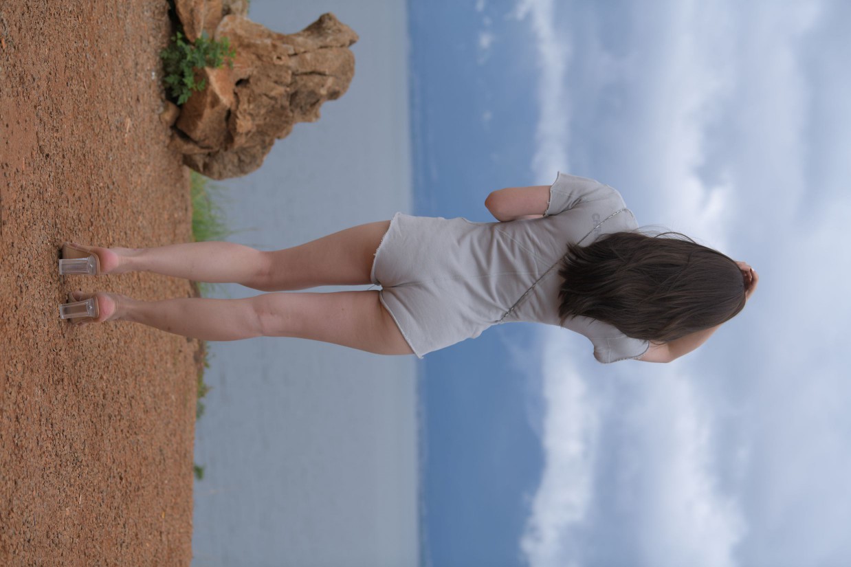 图片[5]-在海边开跑车的连衣短裤女孩【390P】00030-如玉图库