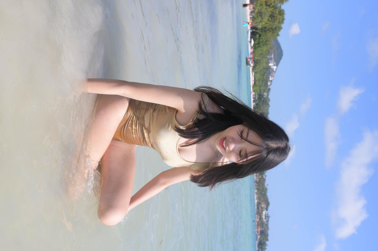 图片[5]-戴太阳帽在海边晒太阳的比基尼女孩【377P】00014-如玉图库