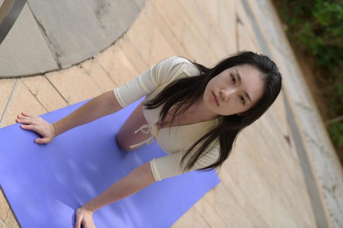 游泳池旁边的比基尼女生【327P】00042-如玉图库