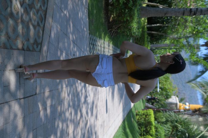 在海南度假的紧身白色短裤女孩【202P】00033-如玉图库