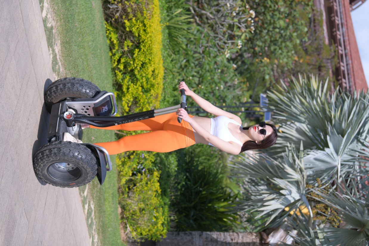 图片[3]-骑着平衡车的橘黄色瑜伽裤妹妹【620P】00054-如玉图库