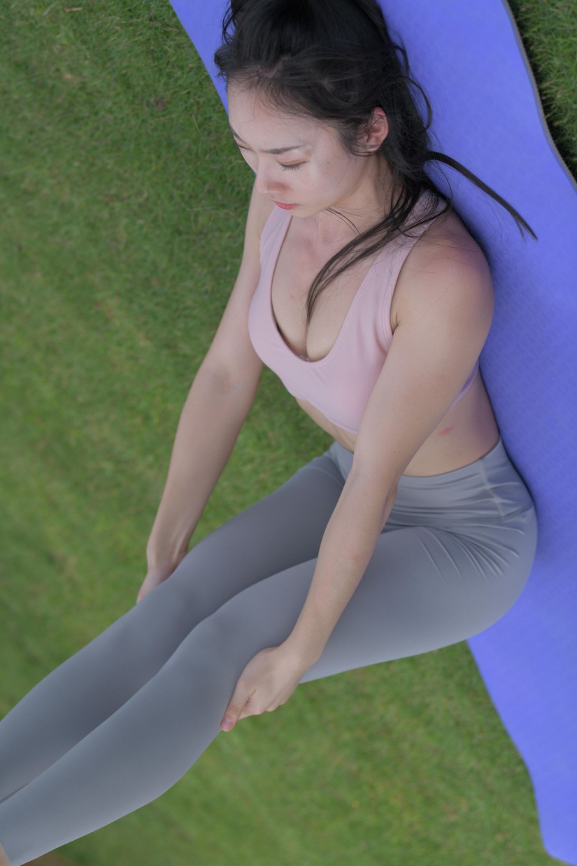 图片[3]-在户外草地上练瑜伽的高马尾女生【235P】00056-如玉图库