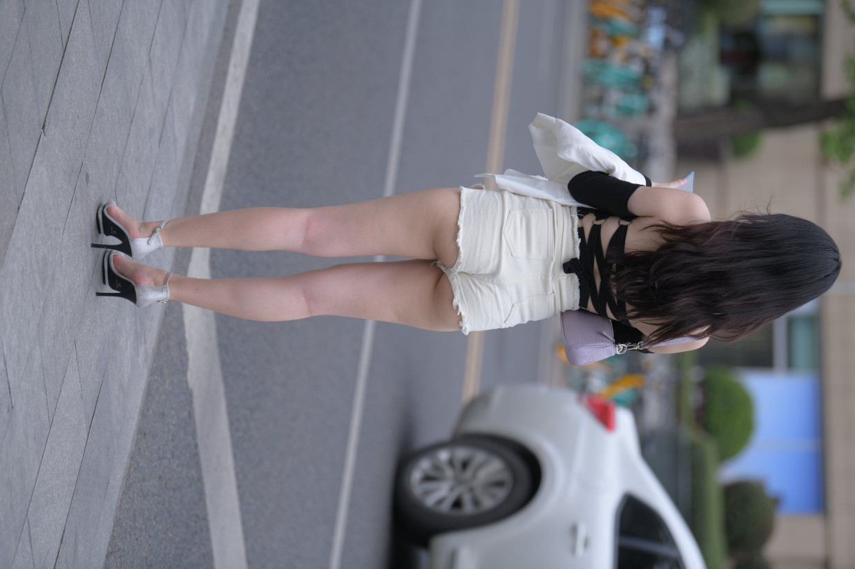 图片[2]-长发飘飘的白色热裤美丽女孩【49P】00029-如玉图库