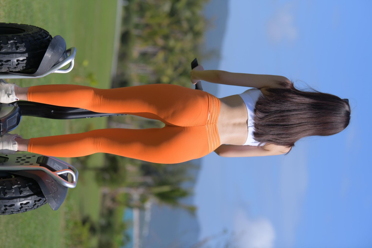 图片[4]-骑着平衡车的橘黄色瑜伽裤妹妹【620P】00054-如玉图库