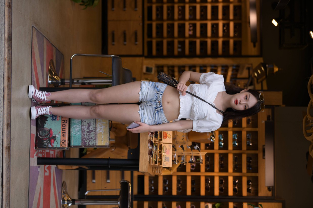 图片[6]-头戴花环的南方姑娘身穿紧身牛仔短裤【161P】00028-如玉图库