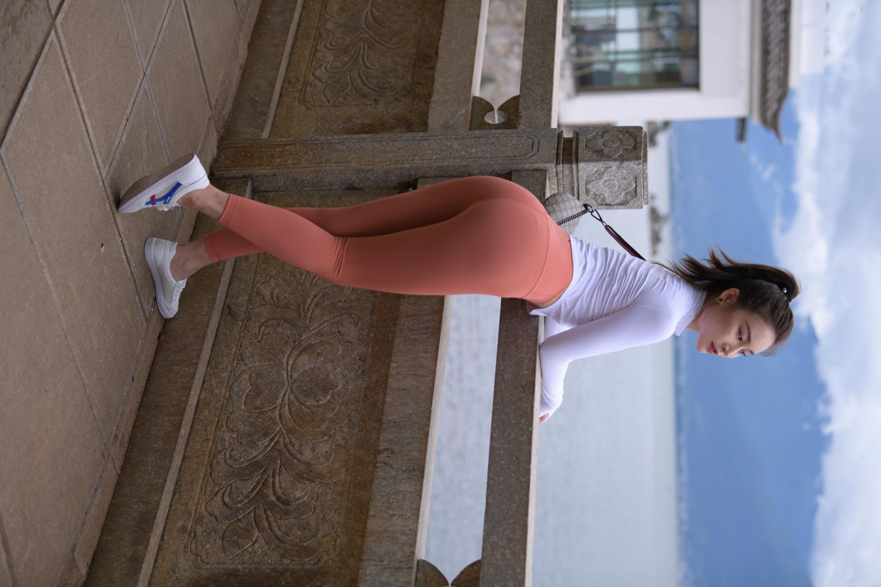 图片[5]-橙色瑜伽裤的高马尾姑娘【615P】00051-如玉图库