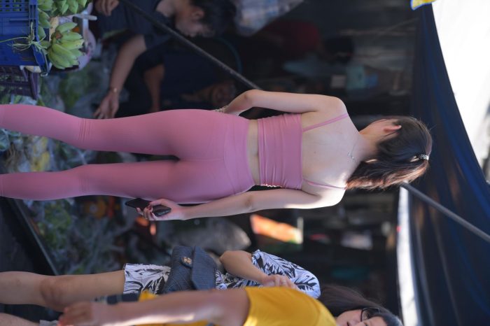 粉色的甜美瑜伽裤女孩在逛街【372P】00057-如玉图库