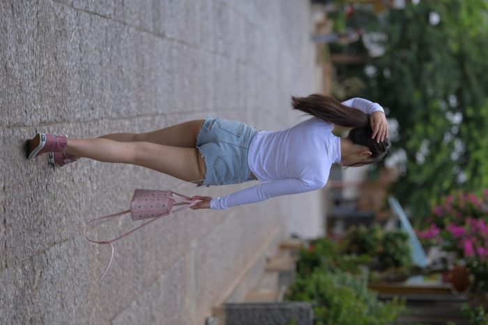 紧身牛仔短裤骑自行车的漂亮女孩【588P】00053-如玉图库