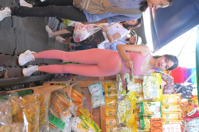 粉色的甜美瑜伽裤女孩在逛街【372P】00057-如玉图库