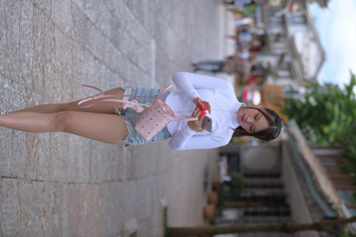 紧身牛仔短裤骑自行车的漂亮女孩【588P】00053-如玉图库